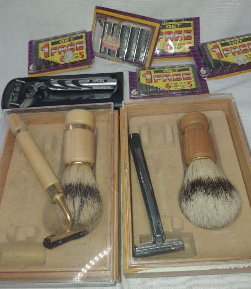 A JOBLOT VINTAGE SHAVING KITS WITH THE BLADES AND BOXES SOLD AS IS