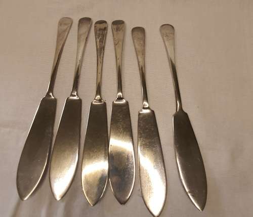 A SET OF 6 VINTAGE EPNS FISH NIVES SOLD AS IS