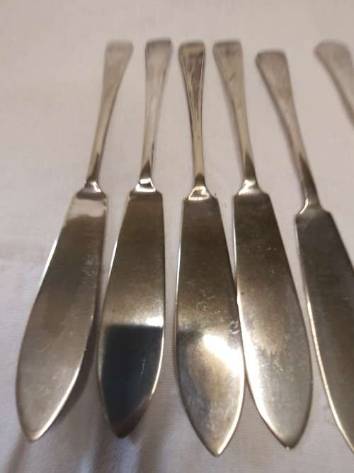 A SET OF 6 VINTAGE EPNS FISH NIVES SOLD AS IS