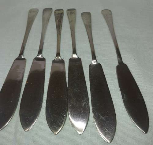 A SET OF 6 VINTAGE EPNS FISH NIVES SOLD AS IS