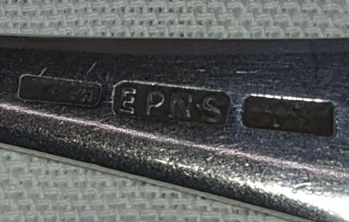 A SET OF 6 VINTAGE EPNS FISH NIVES SOLD AS IS
