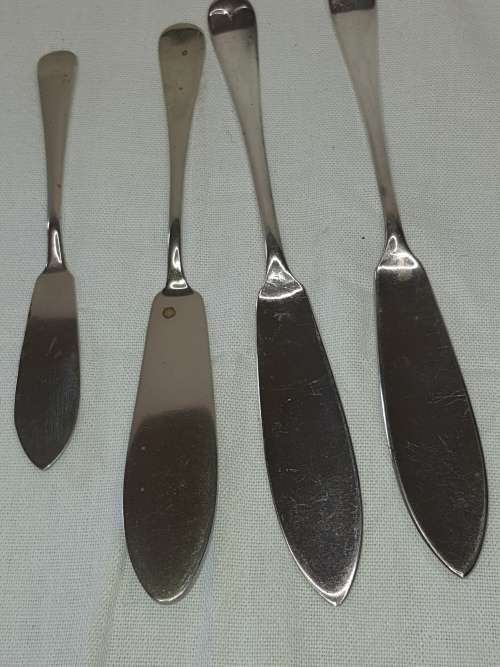 A MIXED LOT VINTAGE FISH KNIVES SOLD AS IS