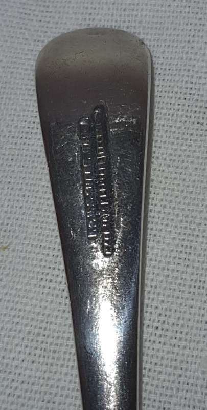 A MIXED LOT VINTAGE FISH KNIVES SOLD AS IS