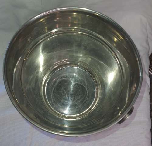 A SOLID STAINLESS STEEL ICE BUCKET IN GREAT CONDITION SOLD AS IS