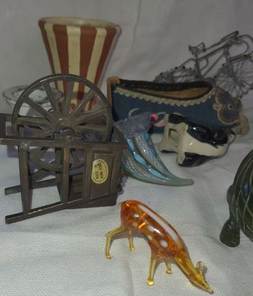 A VINTAGE COLLECTION OF MINITURE MIXED FIGURINES SOLD AS IS