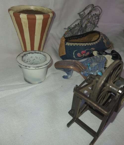 A VINTAGE COLLECTION OF MINITURE MIXED FIGURINES SOLD AS IS