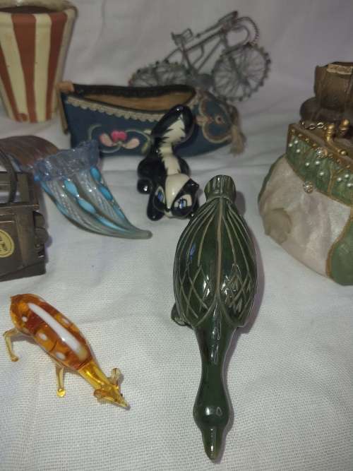 A VINTAGE COLLECTION OF MINITURE MIXED FIGURINES SOLD AS IS