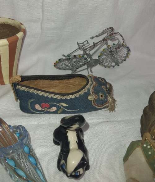 A VINTAGE COLLECTION OF MINITURE MIXED FIGURINES SOLD AS IS