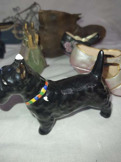 A VINTAGE COLLECTION OF MINITURE MIXED FIGURINES SOLD AS IS