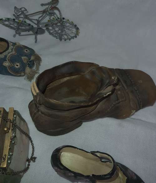A VINTAGE COLLECTION OF MINITURE MIXED FIGURINES SOLD AS IS