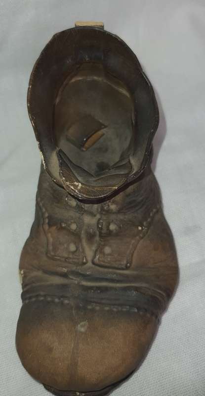 A VINTAGE COLLECTION OF MINITURE MIXED FIGURINES SOLD AS IS