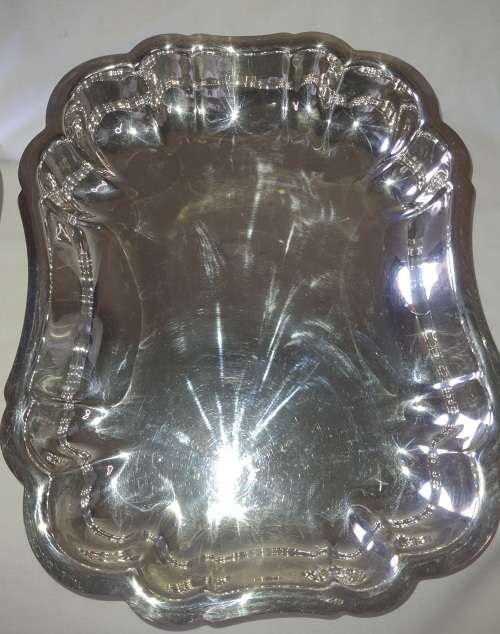 AN EPNS ENTREE VINTAGE DISH BOTH THE HANDLES ON THE LID ARE BROKEN OFF SOLD AS IS