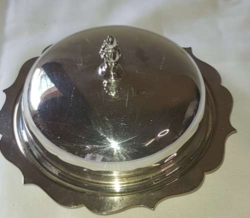 A VINTAGE BUTTER DISH EPNS WITH A CRYSTAL BOWL AND A LID SOLD AS IS