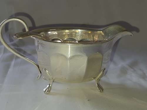 A VINTAGE SILVER PLATED SAUCE BOAT AND LADEL SOLD AS IS