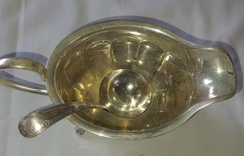 A VINTAGE SILVER PLATED SAUCE BOAT AND LADEL SOLD AS IS