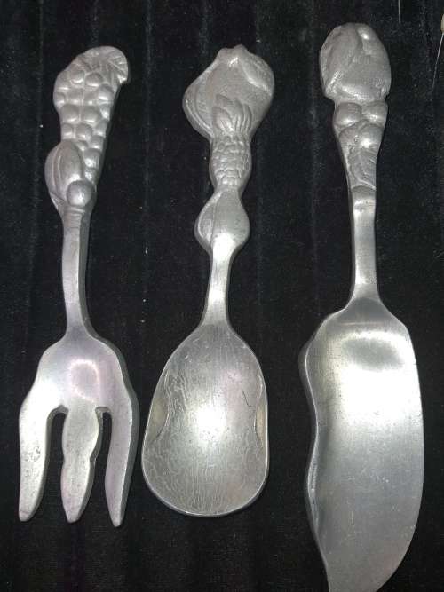 A VINTAGE SET OF 3 ALLUMINIUM ALOY CUTTLERY SOLD AS IS