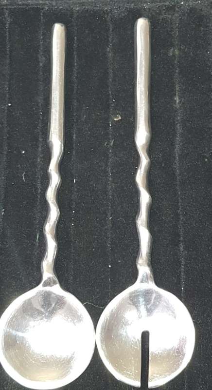 A SET OF VINTAGE STAINLESS STEEL SALAD SPOONS SOLD AS IS