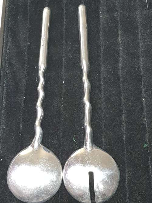A SET OF VINTAGE STAINLESS STEEL SALAD SPOONS SOLD AS IS