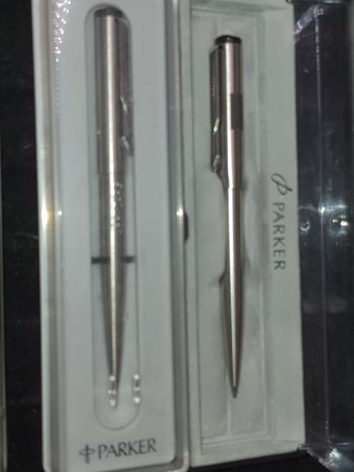 A JOBLOT EXECUTIVE PENS SOLD AS IS NOT TESTED