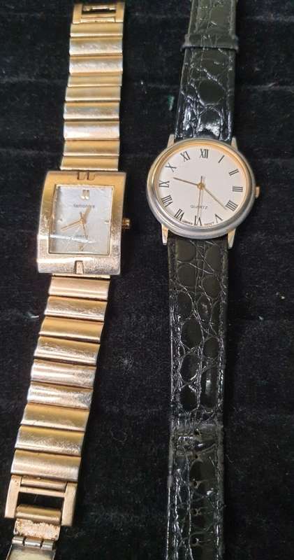 2 VINTAGE QUARTZ WATCHES SOLD AS IS NOT TESTED