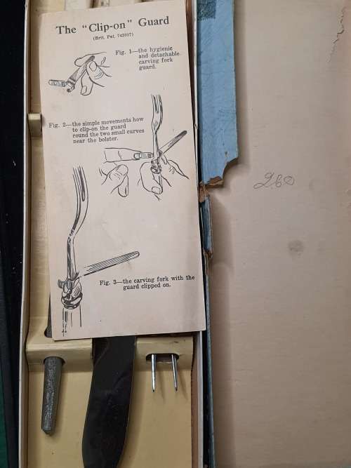 A VINTAGE HARRIS MELLON SHEFFIELD CARVING SET WITH ITS ORIGINAL PAMPHALET INSTRUCTIONS AND BOX SOLD