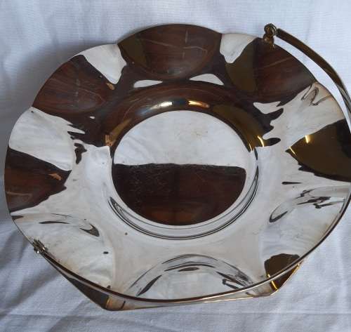 A VINTAGE ROUND SILVER PLATE ON COPPER SERVING TRAY IN GREAT CONDITION SOLD AS IS