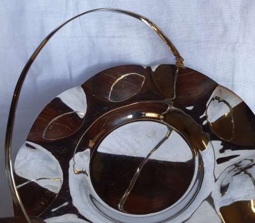 A VINTAGE ROUND SILVER PLATE ON COPPER SERVING TRAY IN GREAT CONDITION SOLD AS IS