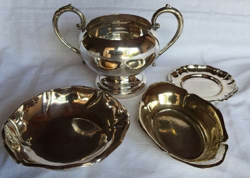 A COLLECTION OF SMALL SERVING TRAYS AND A ROMAN STYLE SAUCE JUG