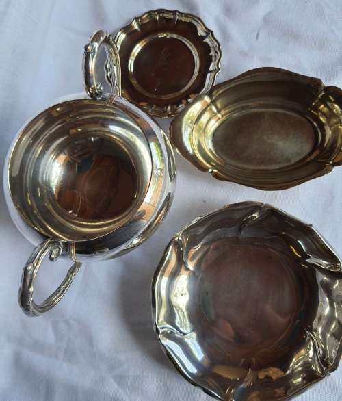 A COLLECTION OF SMALL SERVING TRAYS AND A ROMAN STYLE SAUCE JUG