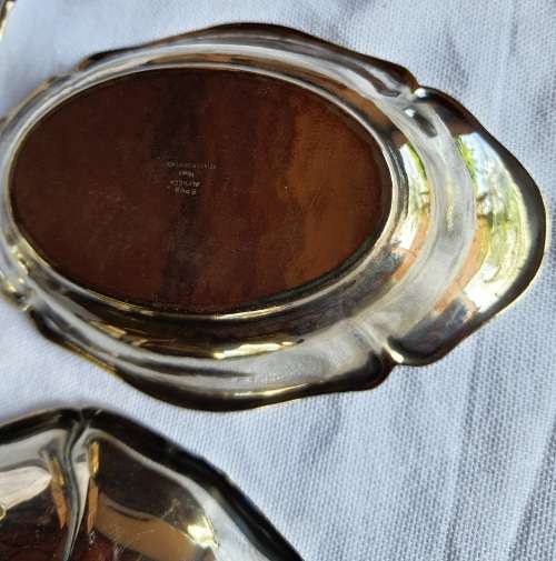 A COLLECTION OF SMALL SERVING TRAYS AND A ROMAN STYLE SAUCE JUG