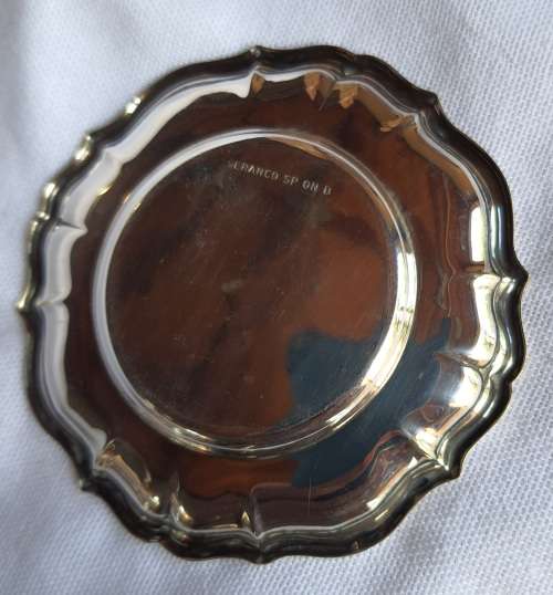 A COLLECTION OF SMALL SERVING TRAYS AND A ROMAN STYLE SAUCE JUG