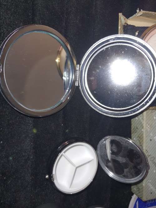 A JOBLOT VINTAGE COMPACTS FOR THE DISCERNING LDIES SOLD AS IS