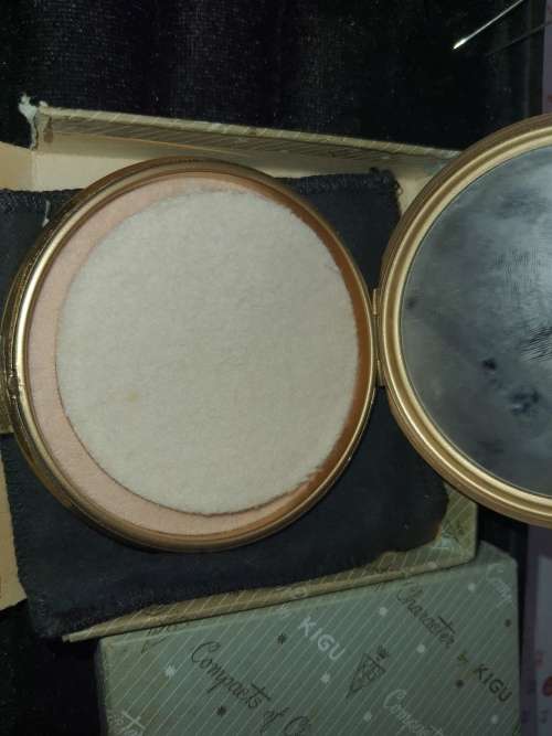 A JOBLOT VINTAGE COMPACTS FOR THE DISCERNING LDIES SOLD AS IS