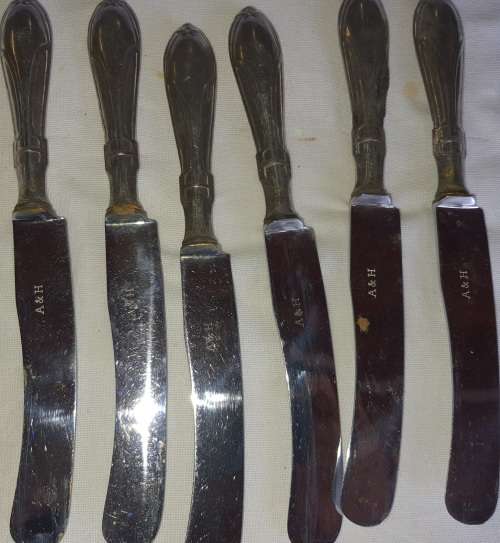 A VINTAGE SET OF 6 STEAK KNIVES SOLD AS IS