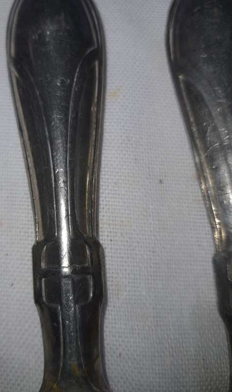 A VINTAGE SET OF 6 STEAK KNIVES SOLD AS IS
