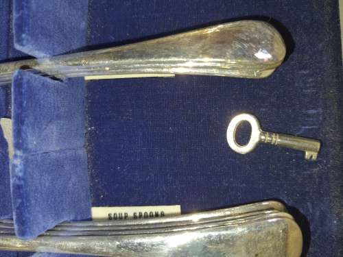 A HIGHLY COLLECTABLE  KEEN EDGE STAINLESS CUTTLERY SET IN ITS ORIGINAL WOODEN CASE