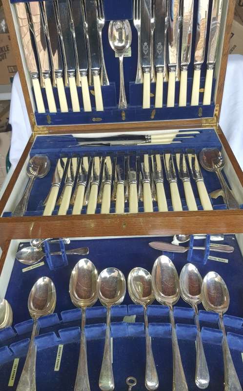 A HIGHLY COLLECTABLE  KEEN EDGE STAINLESS CUTTLERY SET IN ITS ORIGINAL WOODEN CASE