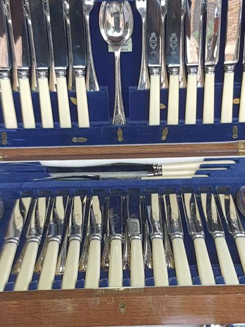 A HIGHLY COLLECTABLE  KEEN EDGE STAINLESS CUTTLERY SET IN ITS ORIGINAL WOODEN CASE