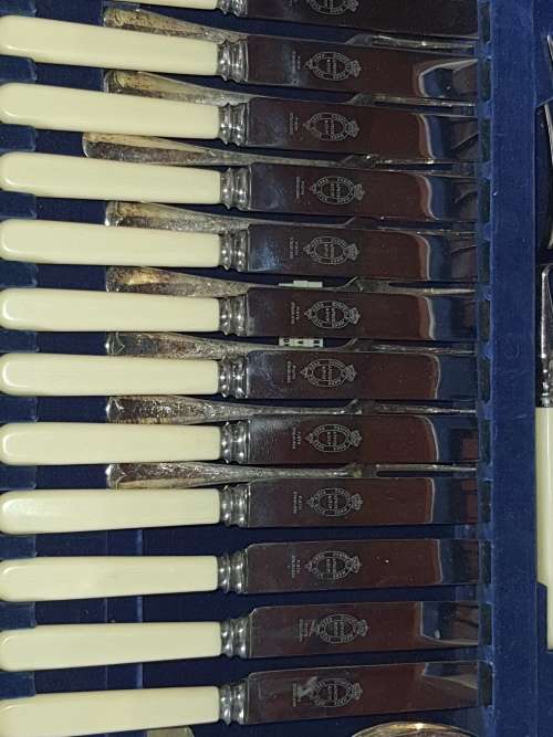 A HIGHLY COLLECTABLE  KEEN EDGE STAINLESS CUTTLERY SET IN ITS ORIGINAL WOODEN CASE