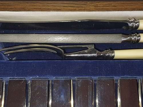 A HIGHLY COLLECTABLE  KEEN EDGE STAINLESS CUTTLERY SET IN ITS ORIGINAL WOODEN CASE