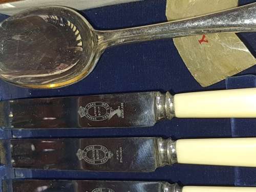A HIGHLY COLLECTABLE  KEEN EDGE STAINLESS CUTTLERY SET IN ITS ORIGINAL WOODEN CASE