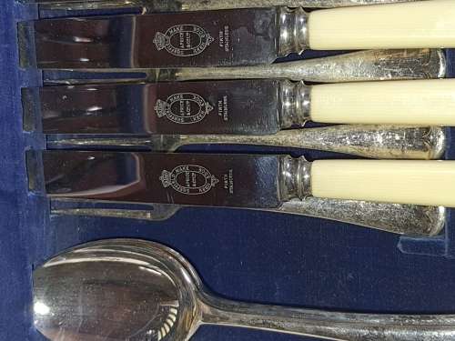 A HIGHLY COLLECTABLE  KEEN EDGE STAINLESS CUTTLERY SET IN ITS ORIGINAL WOODEN CASE