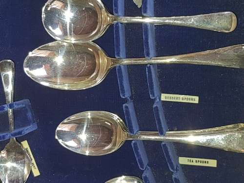 A HIGHLY COLLECTABLE  KEEN EDGE STAINLESS CUTTLERY SET IN ITS ORIGINAL WOODEN CASE