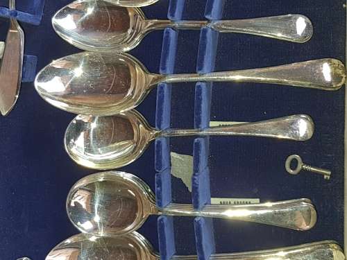 A HIGHLY COLLECTABLE  KEEN EDGE STAINLESS CUTTLERY SET IN ITS ORIGINAL WOODEN CASE
