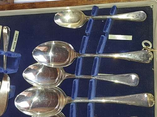 A HIGHLY COLLECTABLE  KEEN EDGE STAINLESS CUTTLERY SET IN ITS ORIGINAL WOODEN CASE