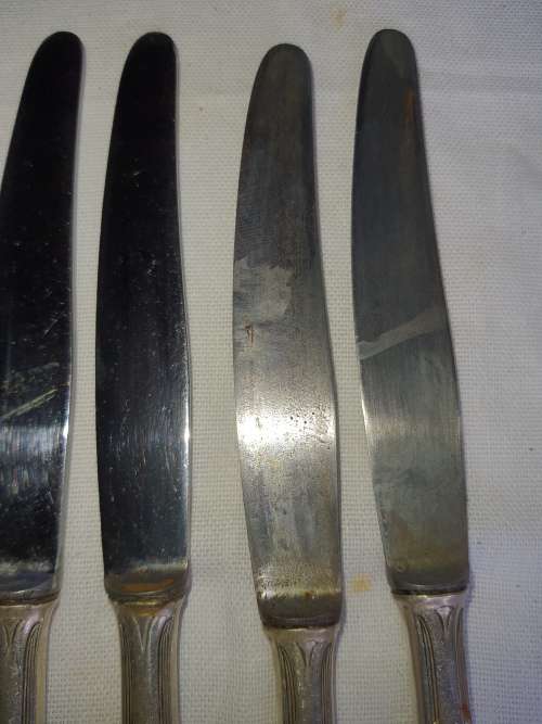 A SET OF VINTAGE STEAK KNIVES