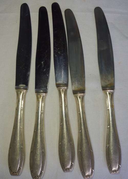 A SET OF VINTAGE STEAK KNIVES