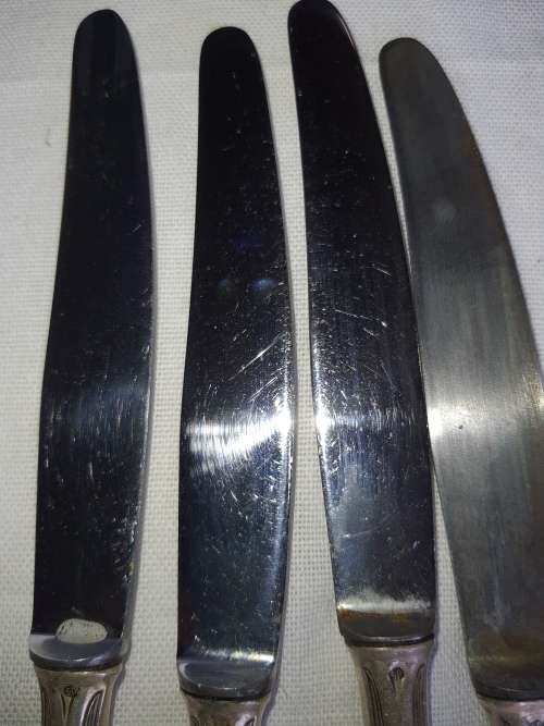 A SET OF VINTAGE STEAK KNIVES