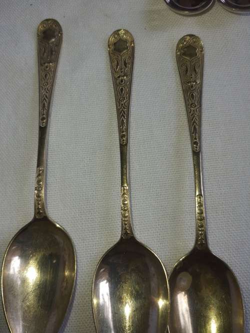 A JOBLOT VINTAGE EPNS ENGLISH TEASPOONS SOLD AS IS