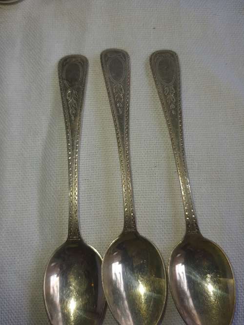 A JOBLOT VINTAGE EPNS ENGLISH TEASPOONS SOLD AS IS